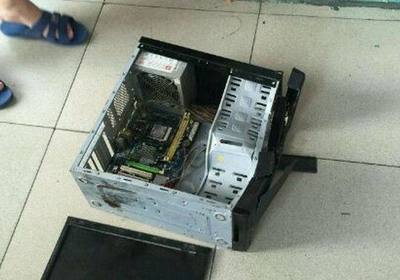 电脑主机爆炸焦了