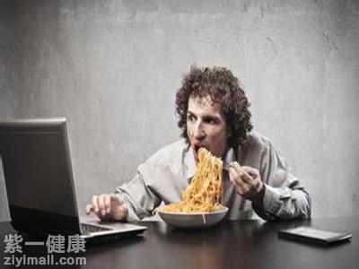 对着电脑吃饭