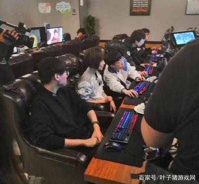 网吧里的电脑照片现拍
