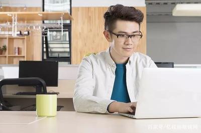 戴度数低的眼镜看电脑