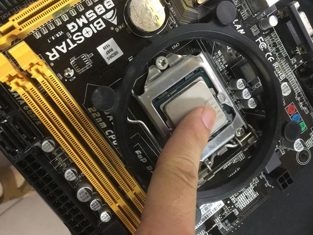 电脑开机主板烫手