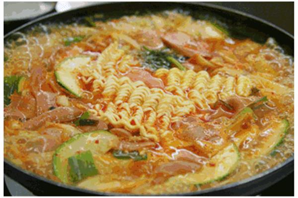 看电脑美食吃泡面