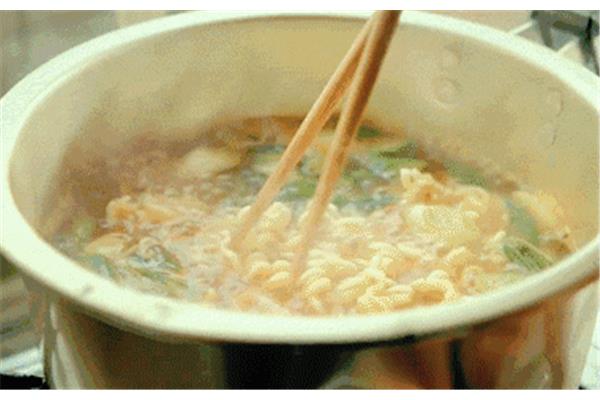 看电脑美食吃泡面